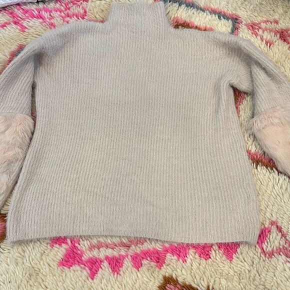 Miss Koo Paris pink sweater with Fur Patches - Picture 4 of 6